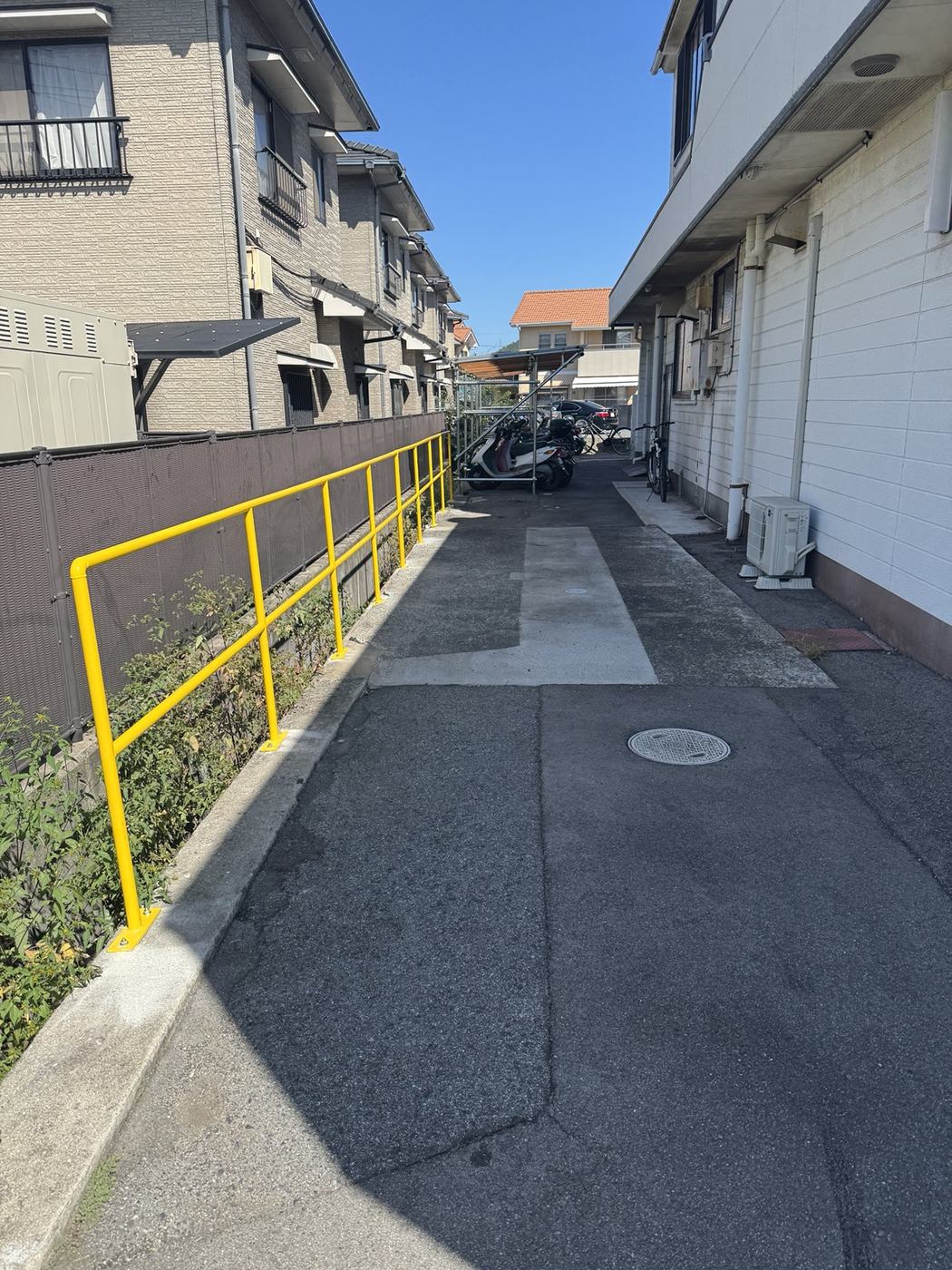 黄色い手摺の屋外施工